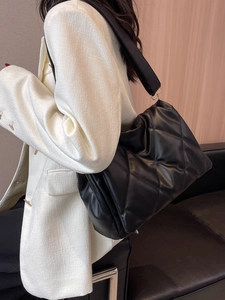 Moderne schwarze gesteppte Umhängetasche mit breitem Schultergurt und mattem Finish
