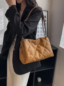 Schicke senfgelbe gesteppte Schultertasche mit breitem Gurt für modischen Herbststil