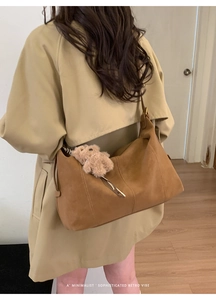 Sac fourre-tout rétro en cuir marron avec breloque ours pour un style de bureau élégant
