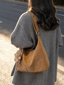Borsa hobo vintage marrone in pelle scamosciata con ciondolo a orsetto e tracolla