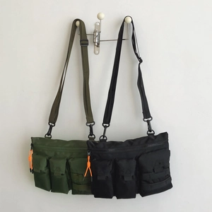 Détails de sacs bandoulière tactiques en vert olive et noir avec trois poches frontales