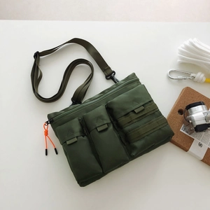 Sac bandoulière tactique vert armée avec système MOLLE et tirettes de zip orange vif