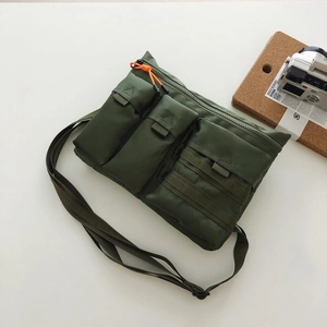 Sac bandoulière tactique vert armée en nylon avec plusieurs poches et appareil photo