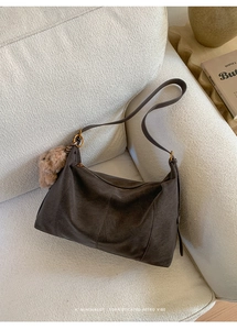 Détails du grand sac bandoulière rétro en daim marron avec un charm ours mignon