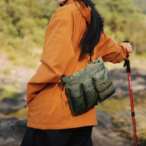Détail de la sacoche tactique vert olive avec sangles MOLLE et poches utilitaires