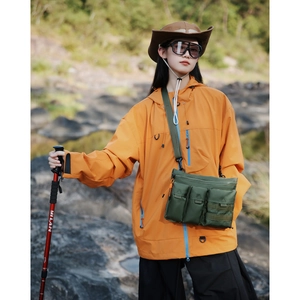 Sac tactique extérieur vert olive avec veste de randonnée orange et bâton de marche