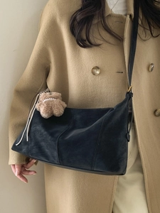 Sac bandoulière vintage en similicuir noir de grande capacité avec charm ours en peluche