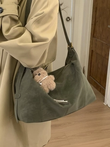 Sac bandoulière vintage en daim vert foncé avec grand volume et pendentif ours en peluche