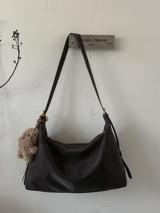 Sac hobo vintage grande capacité en caramel foncé avec un joli charme d'ours