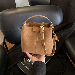 Sac Seau Vintage en Cuir PU Mat Pour Femmes Avec Pendentif En Perles De Bois Sac À Bandoulière Simple Sac Messager Décontracté