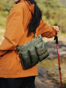 Sac bandoulière tactique vert militaire avec système MOLLE et tirettes de zip orange vif