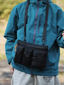 Sac bandoulière extérieur en nylon imperméable avec poches tactiques et détails de corde orange