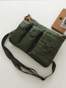 Sac bandoulière outdoor vert militaire avec multi-poches et fermetures éclair orange
