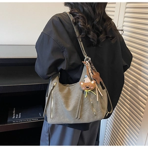 Sac fourre-tout en daim vert olive avec fermetures éclair latérales et breloque en forme d'ours