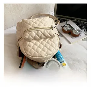 Vue détaillée du sac à dos matelassé beige montrant sa capacité intérieure
