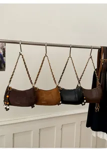 Collection de sacs hobo en daim à chaîne en café, camel, noir et marron sur un support