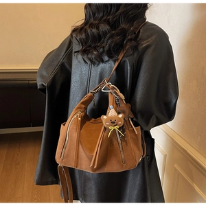 Vue arrière du sac cabas marron en cuir avec fermetures éclair, glands et breloque ours