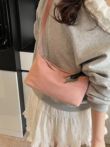 Sac oreiller rose mat pour femme avec pendentif coeur et bandoulière tendance