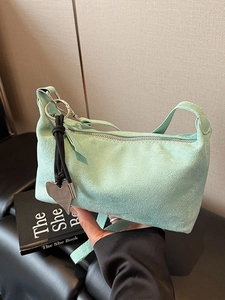 Sac oreiller minimaliste vert menthe en daim avec pendentif coeur et bandoulière