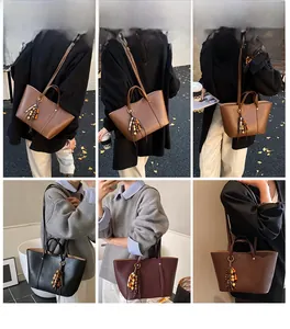 Collage di grandi borse in morbida pelle marrone, nera e bordeaux con nappe di perline