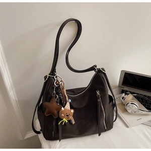 Détails du sac cabas en cuir PU marron foncé avec multi-poches et charm ours mignon