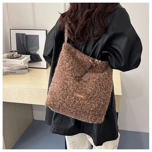Detail of winter wool tote bag featuring wooden horn button and brown brand tag