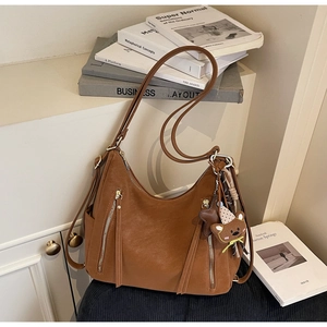 Sac hobo marron en similicuir avec fermetures éclair verticales et charm d'ours mignon