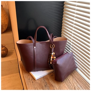 Set borsa tote bordeaux in finta pelle con pochette coordinata e ciondolo di perline