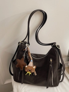 Sac fourre-tout minimaliste marron café en similicuir avec charm ours et zips latéraux