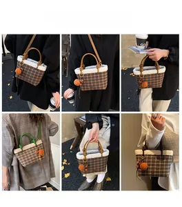 Détails du sac cabas en peluche à carreaux montrant les styles porté épaule et main