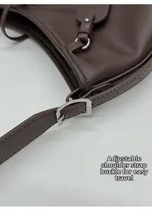 Détail de la boucle réglable et texture du cuir sur le grand sac cabas marron foncé