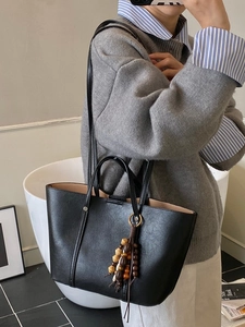 Borsa tote vintage in ecopelle nera con nappa di perline in legno per il pendolarismo