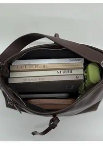Vue de dessus de l'intérieur du grand sac fourre-tout marron foncé avec rangement