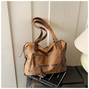 Gros plan sur sac cabas rétro marron avec fermetures éclair et texture cuir mat vintage
