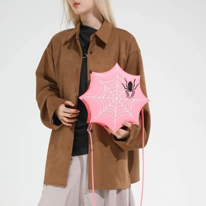 Dettaglio borsa rosa a stella con ricamo ragnatela e decorazione ragno 3D in rilievo