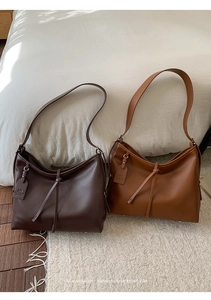 Vue détaillée de grands sacs cabas en cuir café foncé et caramel au fini lisse