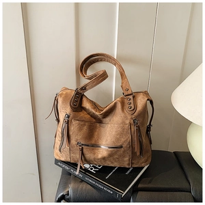 Détail du grand sac cabas vintage marron avec texture suédée et poches zippées à franges