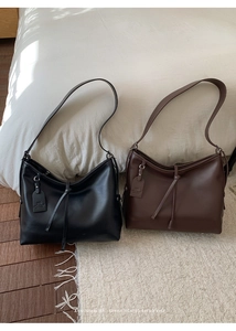Détail de sacs hobo rétro en cuir avec nœuds décoratifs en noir et marron riche