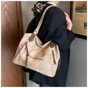 Détails du sac oreiller vintage en cuir avec poches zippées et décorations de rivets
