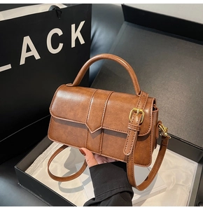 Dettaglio borsa a tracolla vintage in pelle PU marrone con fibbia e cinturino