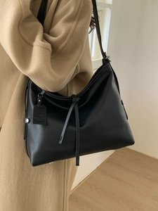 Grand sac fourre-tout noir en cuir avec détail de bandoulière nouée pour femme