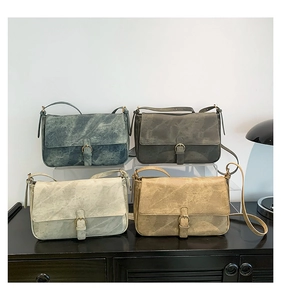 Détail de sacs rétro en plusieurs couleurs avec boucle dorée et finition mate élégante