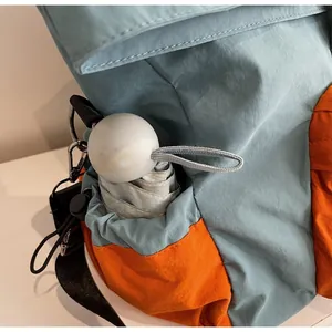 Dettaglio della tasca laterale elastica della borsa da viaggio con ombrello