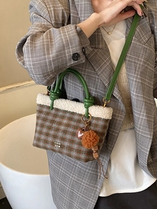 Sac à main écossais marron avec bordure en fausse fourrure blanche et anses vertes