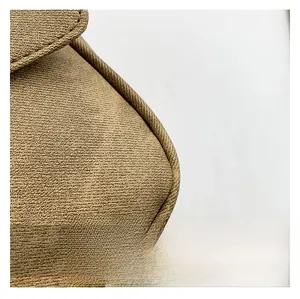 Gros plan du sac bandoulière kaki montrant le tissu texturé et les coutures précises