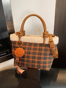 Sac cabas à carreaux avec bordure en laine d'agneau et poignées en cuir marron