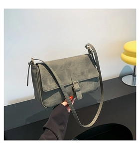 Détail du sac bandoulière en cuir dépoli gris foncé avec boucle en anneau doré