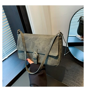 Gros plan d'un sac bandoulière rétro mat avec boucle argentée et lanière en cuir