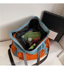 Vista dall'alto della borsa da viaggio capiente con ampio spazio per gli oggetti personali