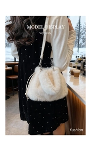 Détails du sac seau blanc en fausse fourrure avec cordon en cuir et bandoulière